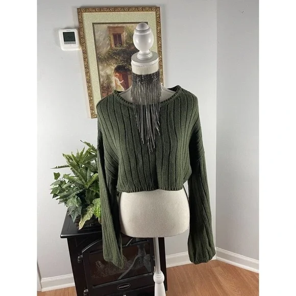 No Comment Women's Green Scoop Neck Bell Sleeve Pollover Knit Sweater Cropped XS - Picture 2 of 8